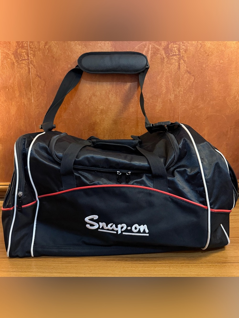 Snap-on Duffle Bag 20x10x10 Inches Gym Bag With With Padded Shoulder Strap EUC